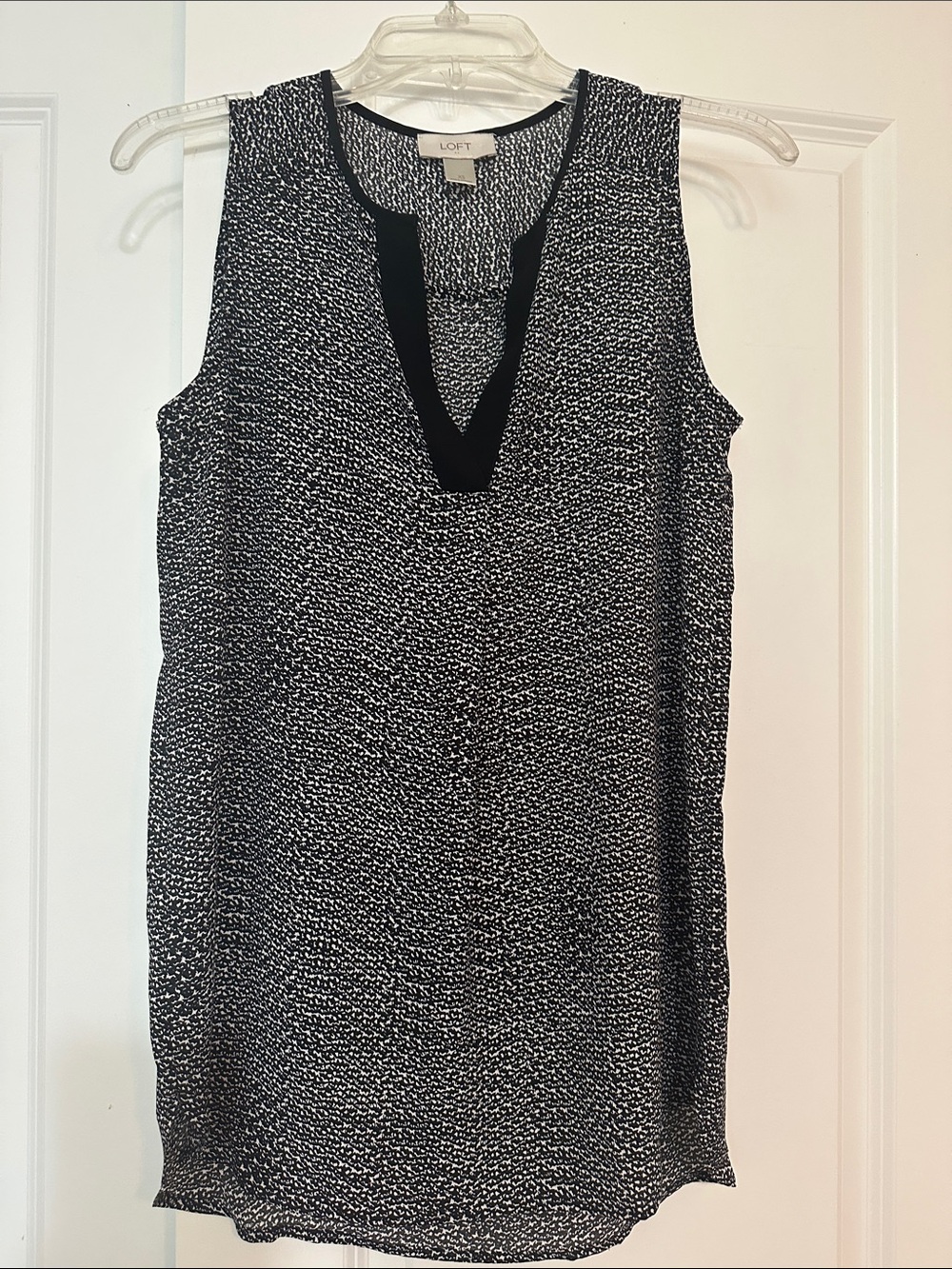 Loft size XS LOFT sleeveless black and white V-neck Tunic hi low hem. Excellent